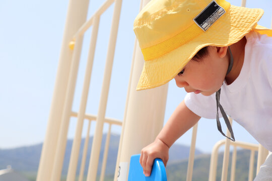 公園の遊具やアスレチックで遊ぶ幼児の姿。挑戦する気持ちや好奇心、運動能力の発達をイメージした写真素材。
