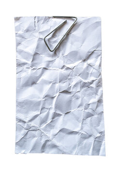 Hoja de papel blanco arrugada con clip met&aacute;lico aislada sobre fondo negro, concepto de notas y documentos