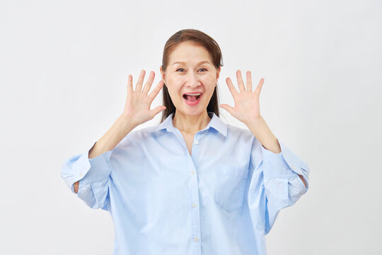 白背景で驚き喜ぶ女性