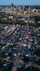 Obraz premium Pittsburgh neighborhood at dusk with skyline