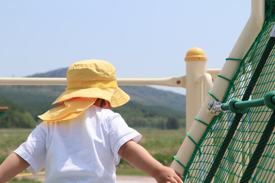 公園の遊具やアスレチックで遊ぶ幼児の姿。挑戦する気持ちや好奇心、運動能力の発達をイメージした写真素材。