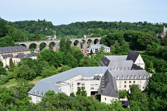 malerische Aussicht auf den Stadtteil Grund in Luxemburg-Stadt mit der Bock-Felsen und die Festungsmauern,  Abtei Neum&uuml;nster und die Kirche Saint-Jean-du-Grund