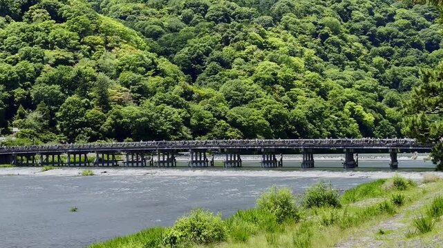 京都・嵯峨嵐山・桂川に架かる渡月橋 02