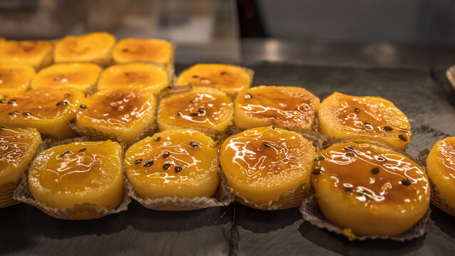 Queijadas con glaseado de maracuy&aacute; en una bandeja de pasteler&iacute;a