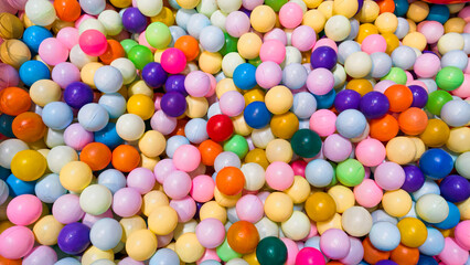 Obraz premium A vibrant overhead view of a massive pile of colorful plastic balls, perfect for a ball pit or sensory play activity