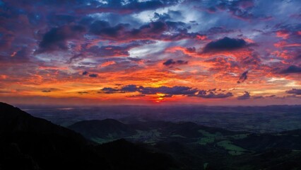 Obraz premium Vibrant sunset paints the sky with orange, purple, and deep red hues