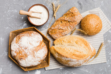 Naklejka premium Freshly baked bread on basket against natural background. top view bread copy space