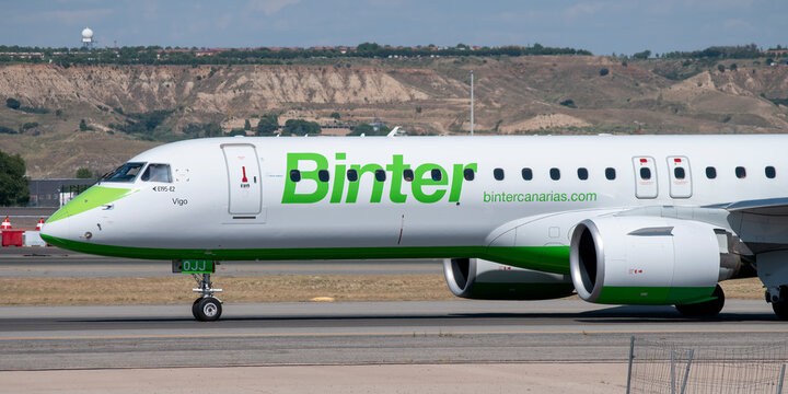 Avi&oacute;n de l&iacute;nea Embraer 195 E2 de la aerol&iacute;nea Binter Canarias en el aeropuerto de Madrid con matr&iacute;cula EC-OJJ.