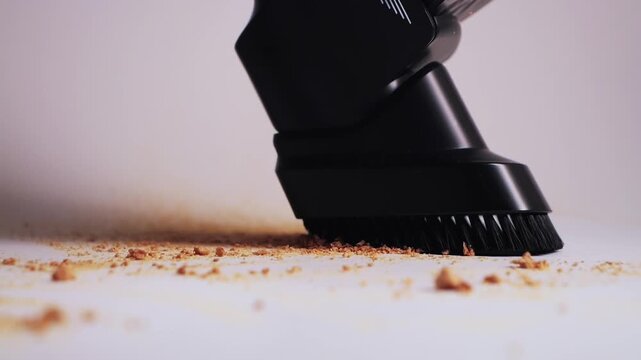  The vacuum cleaner nozzle easily removes crumbs from the surface, making cleaning quick and effortless.