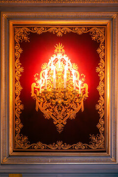 Applique dor&eacute;e baroque sur panneau rouge ch&acirc;teau de Chantilly