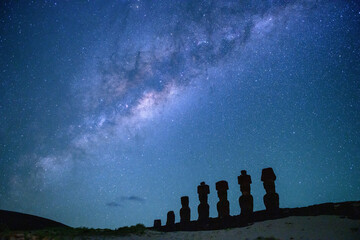 Fototapeta premium Peaceful moai statue on easter island chile beneath majestic night sky full of star
