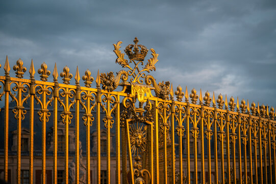 Portail dor&eacute; du ch&acirc;teau de Versailles au coucher de soleil