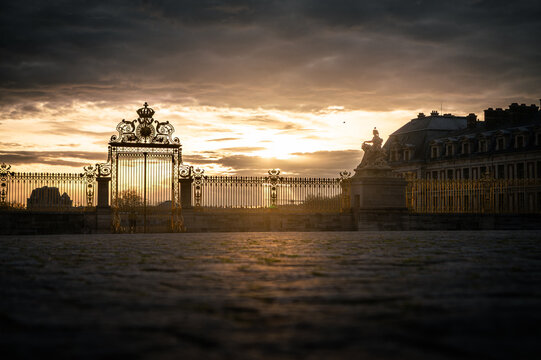 Portail dor&eacute; du ch&acirc;teau de Versailles au coucher de soleil