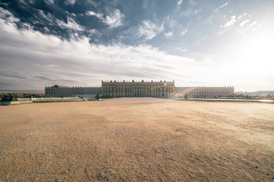Ch&acirc;teau de Versailles fa&ccedil;ade principale sous ciel dramatique