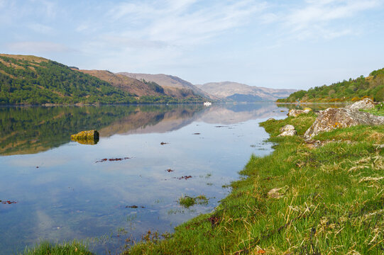 Loch calme &agrave; Strontian, Highlands, &Eacute;cosse au lever du matin