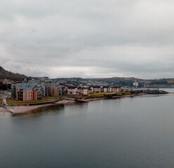 Obraz premium Beautiful aerial view of Greenock's waterfront in Scotland, showcasing charming residential neighborhoods