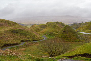 Obraz premium Fairy Glen sous les nuages, île de Skye, Écosse