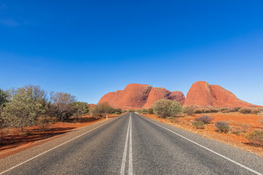 Australia, Northern Territory, Kata Tjuta road through Central Australian Desert