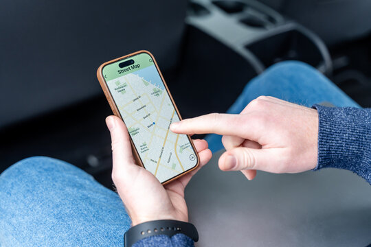 Using street map navigation app on smartphone during car commute