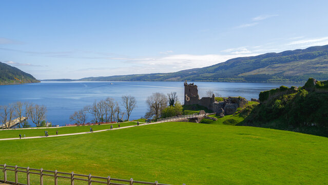 Ch&acirc;teau d'Urquhart et Loch Ness sous le soleil d'&Eacute;cosse
