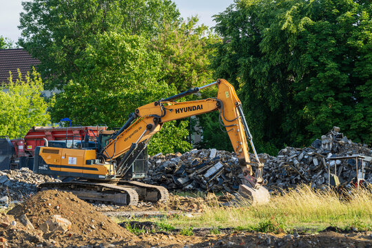 Deutschland , L&uuml;bbenau , 14.06.2026 , Ein Bagger von Hyundai auf einer Baustelle bei Abrissarbeiten