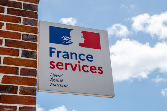 Marigny-le-Ch&acirc;tel, France - 7 juin 2026: Enseigne d'un espace France services, structure locale permettant d'acc&eacute;der &agrave; un service de proximit&eacute; et de b&eacute;n&eacute;ficier d'un accompagnement administratif