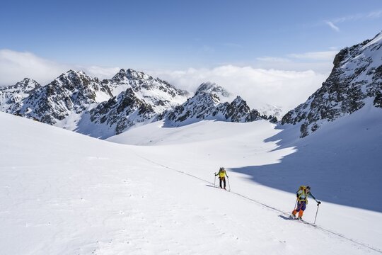 Ski tourer with rope, rope team on the Vadret da Porchabella glacier on the ascent to the summit of Piz Kesch, mountain landscape in winter, alpine tour, ski tour B&uuml;ndner Haute Route, Albula Alps, Rhaetian Alps, Grisons, Eastern Switzerland, Switzerland