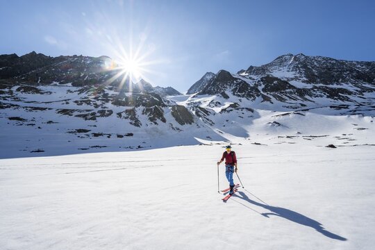 Ski tourers climbing Alpeiner Ferner, snow-covered mountain landscape, in the background summit Innere Sommerwand, Sonnenstern, Stubai Alps, Tyrol, Austria