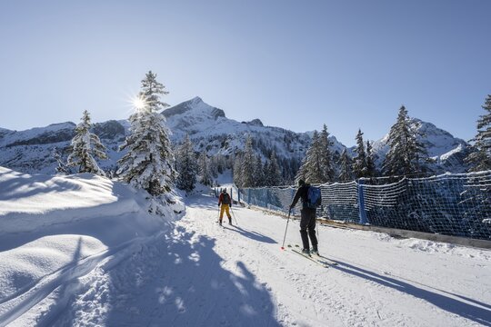 Ski tourers in snowy mountain scenery in the Garmisch Classic ski area, view of the Alpspitze summit, ascent to the L&auml;ngenfelderkopf, Wetterstein Mountains, Garmisch-Partenkirchen, Bavaria, Germany