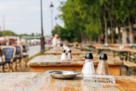 Terrasse d'un restaurant au bord du canal de l'Ourcq &agrave; Paris
