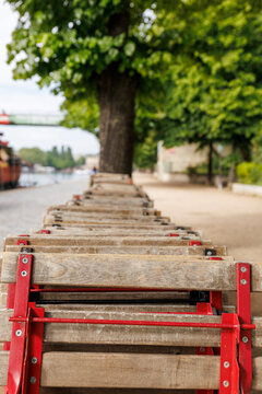 Des chaises de restaurant repli&eacute;es et empil&eacute;es le long du canal de l'Ourcq, &agrave; Paris