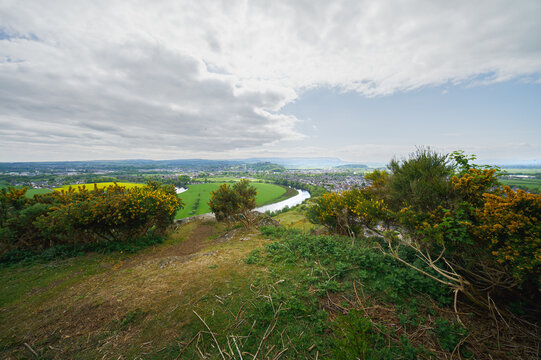 Vue panoramique depuis la colline de Stirling sur la rivi&egrave;re et la ville