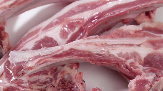 C&ocirc;tes d&rsquo;agneau isol&eacute;es sur une planche &agrave; d&eacute;couper