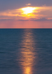 Obraz premium Golden Sunset Over The Calm Ocean