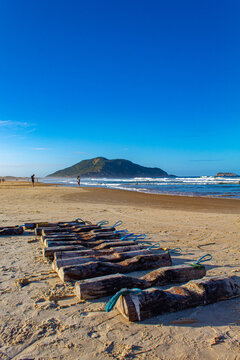 troncos de madeira para deslocamento de barco de pesca artesanal do peixe tainha  Santinho, Ingleses, Florian&oacute;polis, Santa Catarina, Brasil