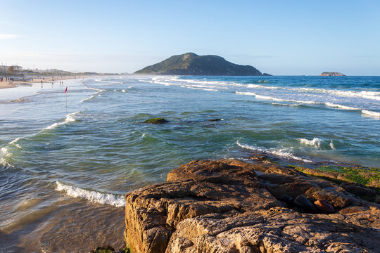 rocha e a praia do Santinho, Ingleses, Florian&oacute;polis, Santa Catarina, Brasil