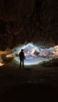 Ballade dans les incroyables galeries souterraines de la grotte de Lombrives (Pyr&eacute;n&eacute;es ari&eacute;geoises)