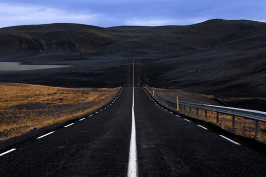 Route &agrave; travers les paysages volcaniques d'Islande