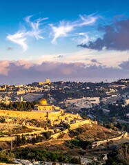 Obraz premium A serene landscape of a city with a golden-domed building