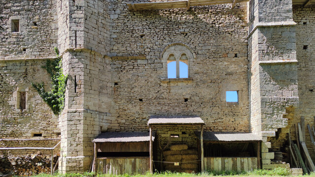 Le ch&acirc;teau de Thil &agrave; Vic-sous-Thil (Bourgogne). Attest&eacute; d&egrave;s 1016, occupation jusqu'au XVIIe si&egrave;cle. Fortement restaur&eacute; au XXe si&egrave;cle. (Monument historique class&eacute; le 12 septembre 1905)Thil
