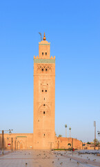 Obraz premium the towering Koutoubia Mosque minaret standing majestically against a clear blue sky