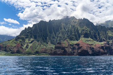 Obraz premium Lava flows ( tholeiitic basalt ), Nāpali Member, KAUA‘I VOLCANO. Niʻihau & Nāpali Coast Boat Tour, Kauai, Hawaii. Nāpali Coast is one of the most recognizable and beautiful coastlines in the world.