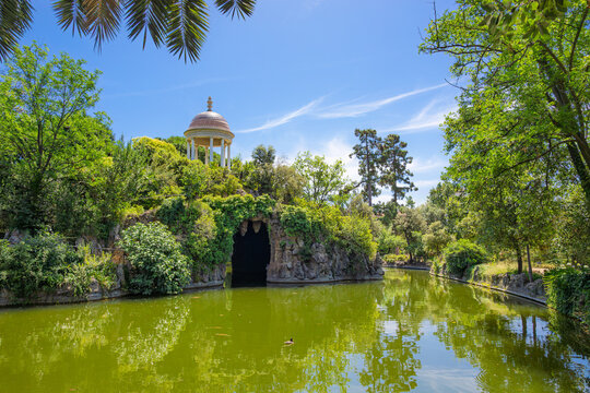 Lago rom&aacute;ntico del Parque Torreblanca y su templete bajo un cielo azul. Sant Just Desvern, Barcelona. 