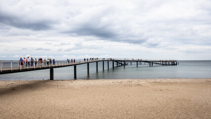 Fototapeta premium Maritim Seebrücke Timmendorf Strand an einem bewölkten Tag
