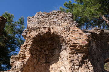 Obraz premium Ancient brick arch detail in historic stone ruins