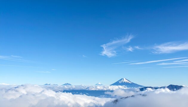 夏の訪れを感じさせる力強い入道雲と突き抜けるような青空の風景