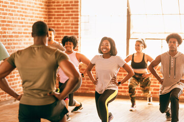 Obraz premium Group fitness class with diverse participants exercising