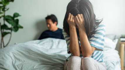 Obraz premium Emotional couple in bedroom with tense atmosphere
