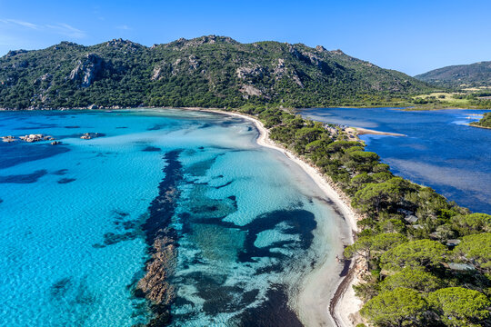 Plage de Santa Giulia dans le sud de la Corse