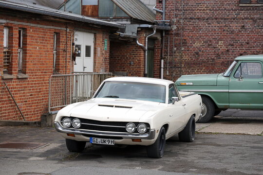 Ford Ranchero und Ford F-100 Pick-up Truck der Sechziger Jahre und Siebziger Jahre am 10.06.2026 auf dem Gel&auml;nde des Rinn & Cloos Carr&eacute; in Heuchelheim bei Gie&szlig;en in Hessen